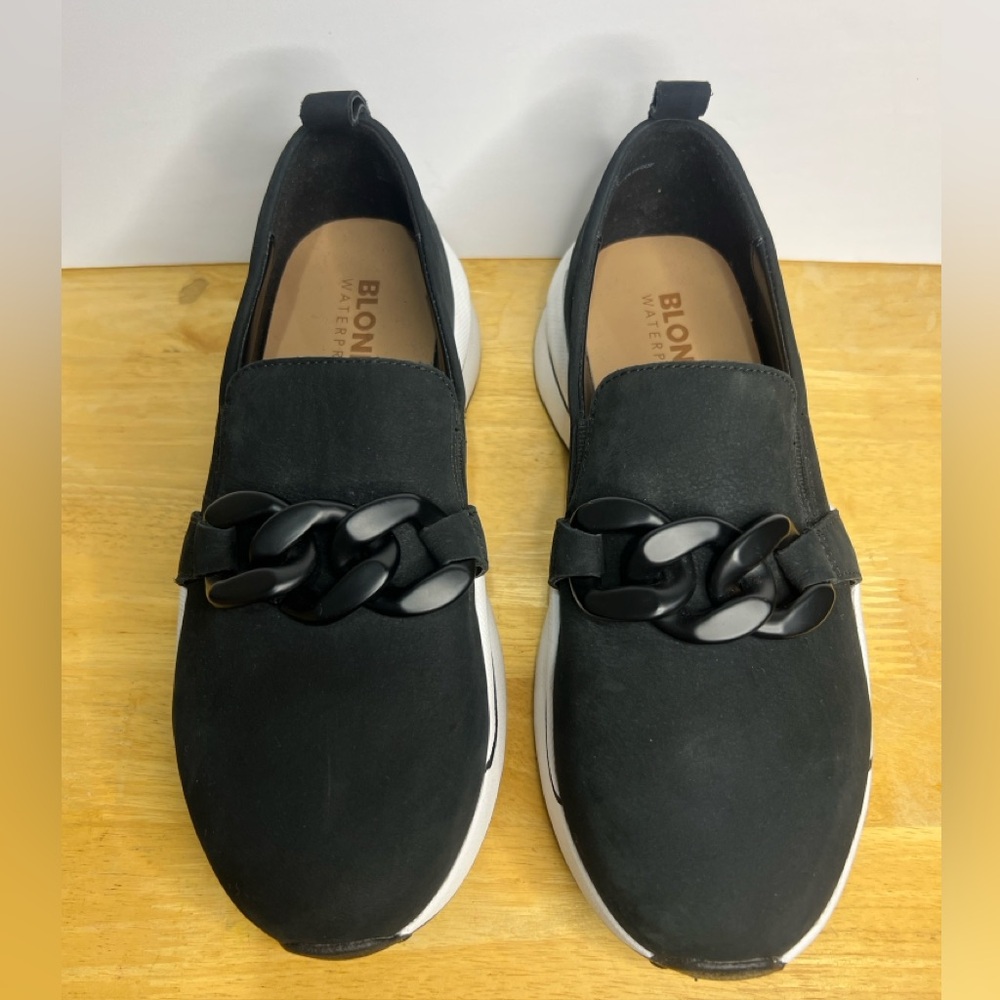 Blondo Women's Black Chain Detail Loafers